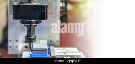 Machine à tourner CNC coupant la partie filetée métallique, la fabrication de pièces de haute technologie Banque D'Images