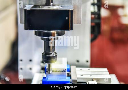 Machine à tourner CNC coupant la partie filetée métallique, la fabrication de pièces de haute technologie Banque D'Images