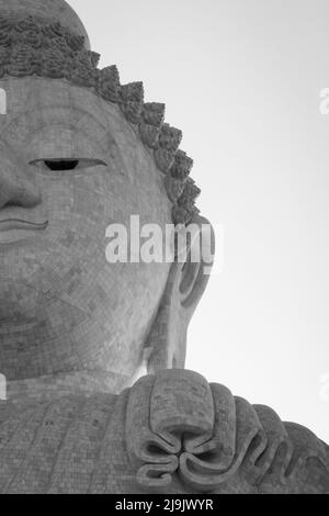 Phuket Big Buddha statue à moitié face portrait assis au sommet de Nakkerd Hill dans la plus grande île de Thaïlande. Ming Mongkol point de repère du bouddhisme Banque D'Images