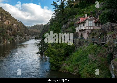 La rivière South Esk qui traverse la Cataract gorge à Launceston, en Tasmanie, en Australie. Sur la gauche se trouve King's Bridge Cottage. Banque D'Images