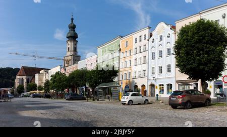 Burghausen, Allemagne - 25 juillet 2021 : vieille ville de Burghausen avec église Saint-Jakob. Banque D'Images