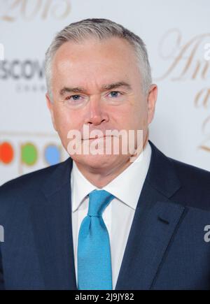 Photo du dossier datée du 14/3/2013 de Huw Edwards, qui a raconté comment, au cours de sa pire crise de dépression, il n'a pas pu sortir du lit. Le journaliste et radiodiffuseur gallois, 60 ans, a déclaré à Men's Health UK que sa dépression inclut l'anxiété et a tendance au « frapper » dans une forte vague, puis à s'en aller ». Date de publication : le mardi 24 mai 2022. Banque D'Images