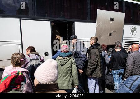 Bakhmut, Ukraine. 23rd mai 2022. Des civils ukrainiens sont vus monter à bord d'un bus d'évacuation à destination de Dnipro. La région du Donetsk (Donbass) est en butte à de lourdes attaques, alors que les forces russes et ukrainiennes s'y disputent, au milieu de l'invasion russe complète de l'Ukraine commencée le 24 février, la guerre qui a tué de nombreux civils et soldats. Crédit : SOPA Images Limited/Alamy Live News Banque D'Images