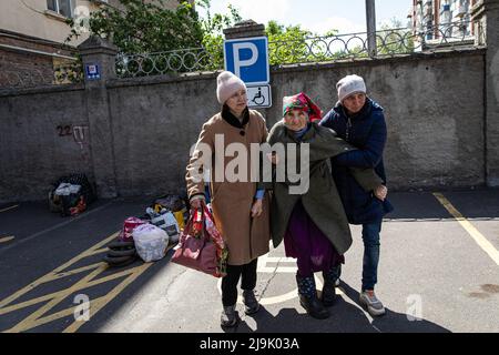 Bakhmut, Ukraine. 23rd mai 2022. Deux femmes et leur mère marchent vers le bus d'évacuation pour Dnipro. La région du Donetsk (Donbass) est en butte à de lourdes attaques, alors que les forces russes et ukrainiennes s'y disputent, au milieu de l'invasion russe complète de l'Ukraine commencée le 24 février, la guerre qui a tué de nombreux civils et soldats. Crédit : SOPA Images Limited/Alamy Live News Banque D'Images