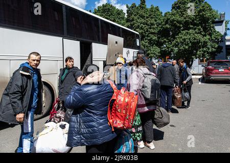 Bakhmut, Ukraine. 23rd mai 2022. Des civils vus se sont alignés à bord d'un bus d'évacuation pour Dnipro. La région du Donetsk (Donbass) est en butte à de lourdes attaques, alors que les forces russes et ukrainiennes s'y disputent, au milieu de l'invasion russe complète de l'Ukraine commencée le 24 février, la guerre qui a tué de nombreux civils et soldats. Crédit : SOPA Images Limited/Alamy Live News Banque D'Images