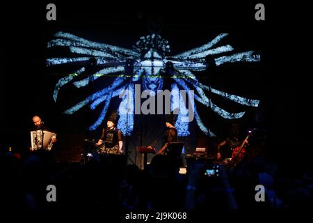 Die ukrainische Band DakhaBrakha im Rahmen des 19. Neiße Filmfestivals live im Kühlhaus Görlitz. Görlitz, 20.05.2022 Banque D'Images