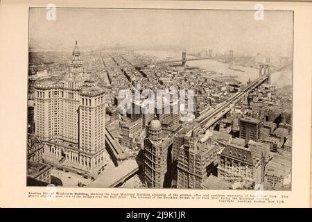 Regarder à l'est de Woolworth Building 1916 du livre ' New York Illustrated ' Date de publication 1916 Editeur New York : Success postal Card Co. Banque D'Images