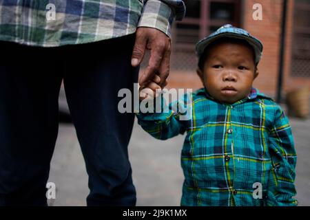 Katmandou, Népal. 24th mai 2022. Dor Bahadur Khapangi, 18 ans, l'adolescent masculin le plus court, qui a mesuré une moyenne de (2 pi 4,9 po) atteint la cérémonie de l'événement avant de recevoir le certificat du détenteur du record de Guinness World Records à Katmandou, Népal, le mardi 24 mai 2022. (Credit image: © Skanda Gautam/ZUMA Press Wire) Banque D'Images