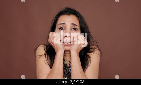 Portrait d'un adulte terrifié choqué montrant la peur et la panique devant l'appareil photo, ayant désespéré et effrayé des expressions faciales. Se sentir inquiet et malheureux au sujet du stress et du choc, de l'anxiété. Banque D'Images