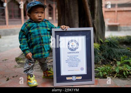 Katmandou, Népal. 24th mai 2022. Dor Bahadur Khapangi, 18 ans, l'adolescent le plus court vivant, qui a mesuré une moyenne de (2 pi 4,9 po) pose avec son certificat de Guinness World Records à Katmandou, Népal, le mardi 24 mai 2022. (Credit image: © Skanda Gautam/ZUMA Press Wire) Banque D'Images