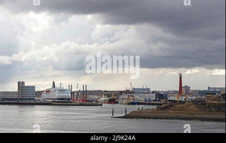 IJmuiden, pays-Bas le 3 avril 2022 - Ferry dans le port d'IJmuiden, pays-Bas, se préparant à partir pour Newcastle. Banque D'Images