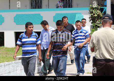 PUNTA GORDA, BELIZE - 28 JUILLET 2015 l'accusé quittant le palais de justice dans l'affaire de Santa Cruz 13 accusé de fausse peine d'emprisonnement Banque D'Images