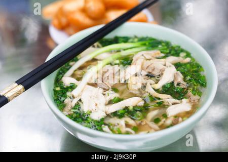 Un bol de nouilles de poulet (Pho GA) à Hanoi, Vietnam Banque D'Images