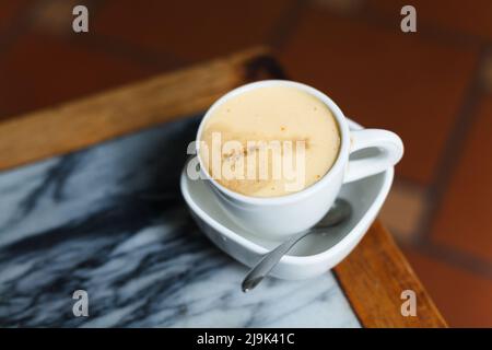 Vue de dessus une tasse de café Giang sur fond de bois. Café vietnamien à Ha Noi, Vietnam. Les œufs sont battus avec du café, une boisson chaude ou de la glace Banque D'Images