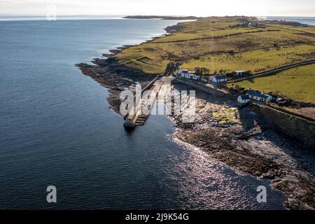 Vue aérienne de la jetée de Ballysaggart et du troisième ordre franciscain du 15th siècle demeure à St Johns point dans le comté de Donegal - Irlande Banque D'Images