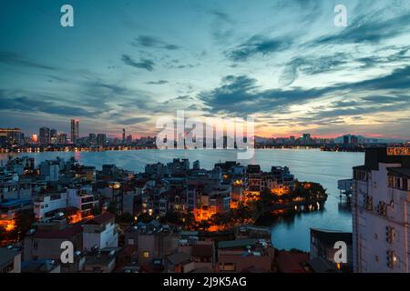 Vue aérienne de la ville de Hanoï au coucher du soleil. Banque D'Images