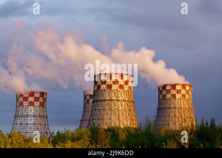 Les conduites de fumée industrielles ferment divers types de centrales thermiques Banque D'Images