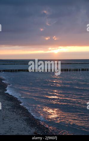 Coucher de soleil sur la mer Baltique. Mer, haricots couleurs fortes. Vacances sur la plage. Ambiance romantique sur le darss. Photo paysage. Banque D'Images