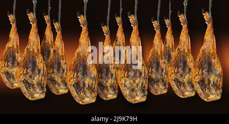 Jambe entière de plusieurs jambon ibérique espagnol serrano accroché sur une corde, isolé sur un fond élégant de gradient. Gastronomie et gastronomie en Espagne. Banque D'Images