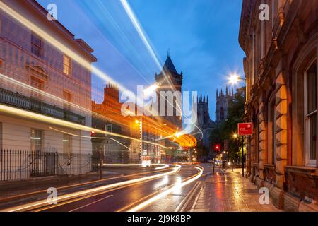 Soirée pluvieuse sur Museum Street dans la ville de York, Angleterre. Banque D'Images