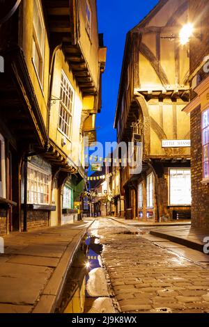 Aube sur les ruines à York, dans le North Yorkshire, en Angleterre. Banque D'Images