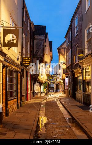 Aube sur les ruines dans le centre-ville de York, North Yorkshire, Angleterre. Banque D'Images