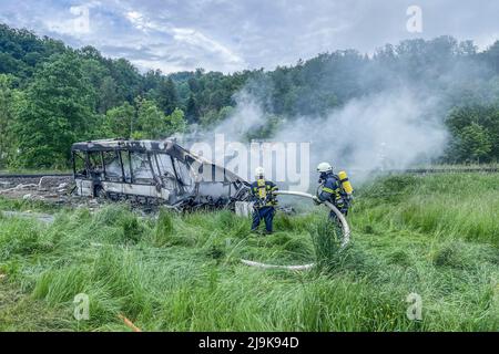 Blaustein, Allemagne. 24th mai 2022. Les pompiers éteignent un incendie dans un autobus qui est entré en collision avec un train près d'Ulm. Credit: Dennis Straub/OMW Images/dpa/Alay Live News Banque D'Images