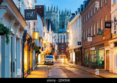 Dawn on Low Petergate à York, Angleterre. Banque D'Images