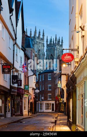 Aube sur le Bas-pétergate dans la ville de York, Angleterre. Banque D'Images