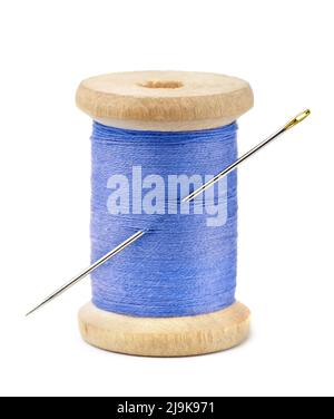 Vue avant de la bobine en bois de fil bleu et de l'aiguille isolée sur blanc Banque D'Images