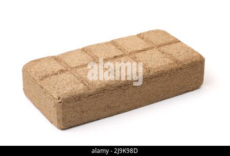 Briquettes de tourbe de noix de coco pressée isolée sur blanc Banque D'Images