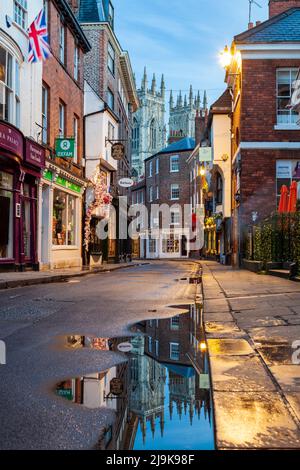 Dawn on Low Petergate à York, North Yorkshire, Angleterre. Banque D'Images