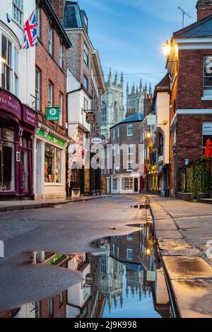 Dawn on Low Petergate dans la vieille ville de York, North Yorkshire, Angleterre. Banque D'Images