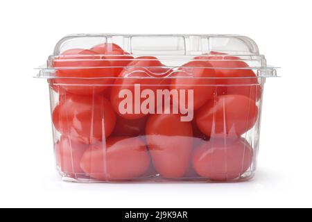 Tomates prune mûres dans un récipient en plastique transparent isolé sur du blanc Banque D'Images