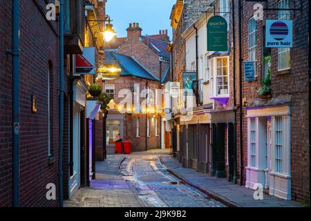 Dawn sur Grape Lane dans la vieille ville de York, en Angleterre. Banque D'Images