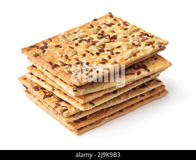 Pile de pain croustillant à grains entiers avec diverses graines isolées sur du blanc Banque D'Images