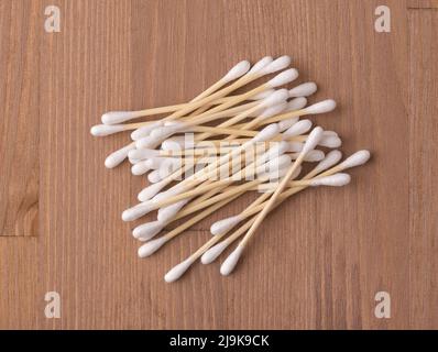 Vue de dessus des écouvillons en coton de bambou sur une table en bois Banque D'Images