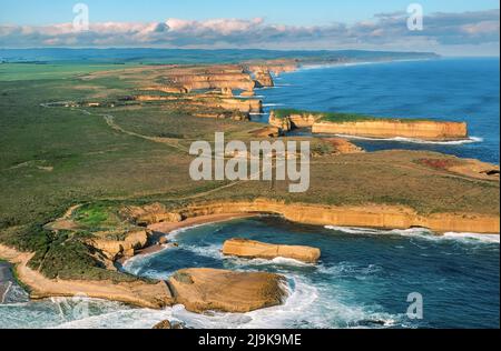 Vue aérienne de Broken Head et de Mutton Bird Island, Great Ocean Road, Victoria, Australie Banque D'Images