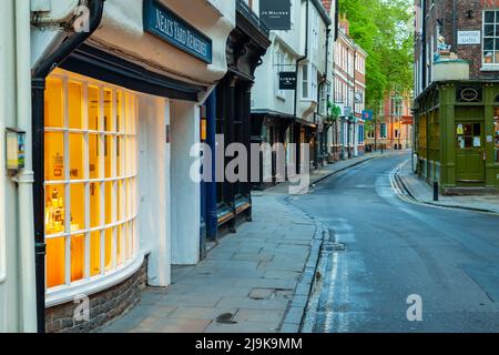 Matin de printemps sur le faible pétergate à York, Angleterre. Banque D'Images