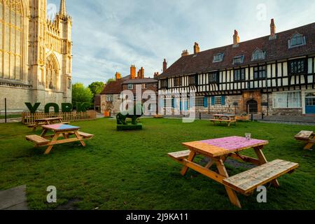 Spring Morning sur College Green à York, Angleterre. Banque D'Images