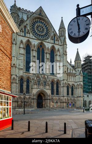 Matin de printemps à Minster Yard à York, Angleterre. Banque D'Images