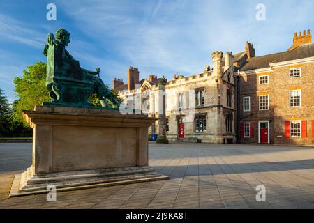 La statue de l'empereur Constantine devant la cathédrale de York, York, Angleterre. Banque D'Images