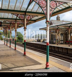 Une vue fascinante sur la baie de Morecambe depuis l'élégante gare victorienne de Grange-over-Sands, Cumbria, Royaume-Uni Banque D'Images