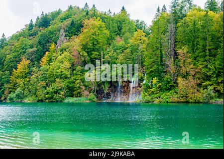 Chutes d'eau reflétées dans le lac. Le paysage magnifique de la cascade et du lac. Vue majestueuse sur le parc national des lacs de Plitvice ? Banque D'Images