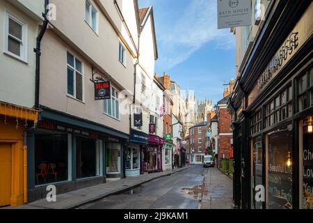 Matin sur Low Petergate dans le centre-ville de York, North Yorkshire, Angleterre. Banque D'Images