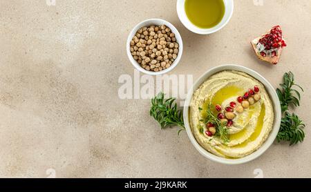 Houmous, purée de pois chiches avec grenade, lime, épices, huile d'olive et herbes Banque D'Images
