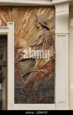 Détail de la frise Art Nouveau majolica consacrée à l'assurance par le sculpteur tchèque Ladislav Šaloun sur la construction de la compagnie d'assurance Prague (pojišťovna Praha) dans l'avenue Národní à Staré Město (vieille ville) à Prague, République tchèque. Le bâtiment Art nouveau conçu par l'architecte tchèque Osvald Polívka a été construit entre 1906 et 1907. Banque D'Images