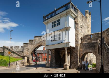 Après-midi de printemps au bar Walmgate, murs de la ville à York, Angleterre. Banque D'Images