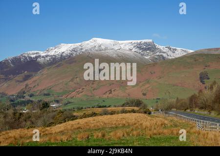 Vue de la A66 à Keswick vers la neige a surpassé Blencathra au printemps fin hiver Lake District National Park Cumbria Angleterre Royaume-Uni GB Banque D'Images