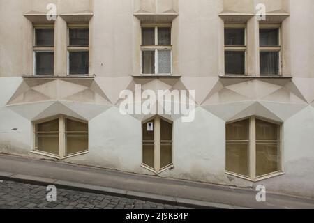 Détail de la résidence cubiste conçue par l'architecte moderniste tchèque Josef Chochol (1913-1914) dans la rue Neklanova, dans le quartier de Vyšehrad à Prague (République tchèque). Banque D'Images